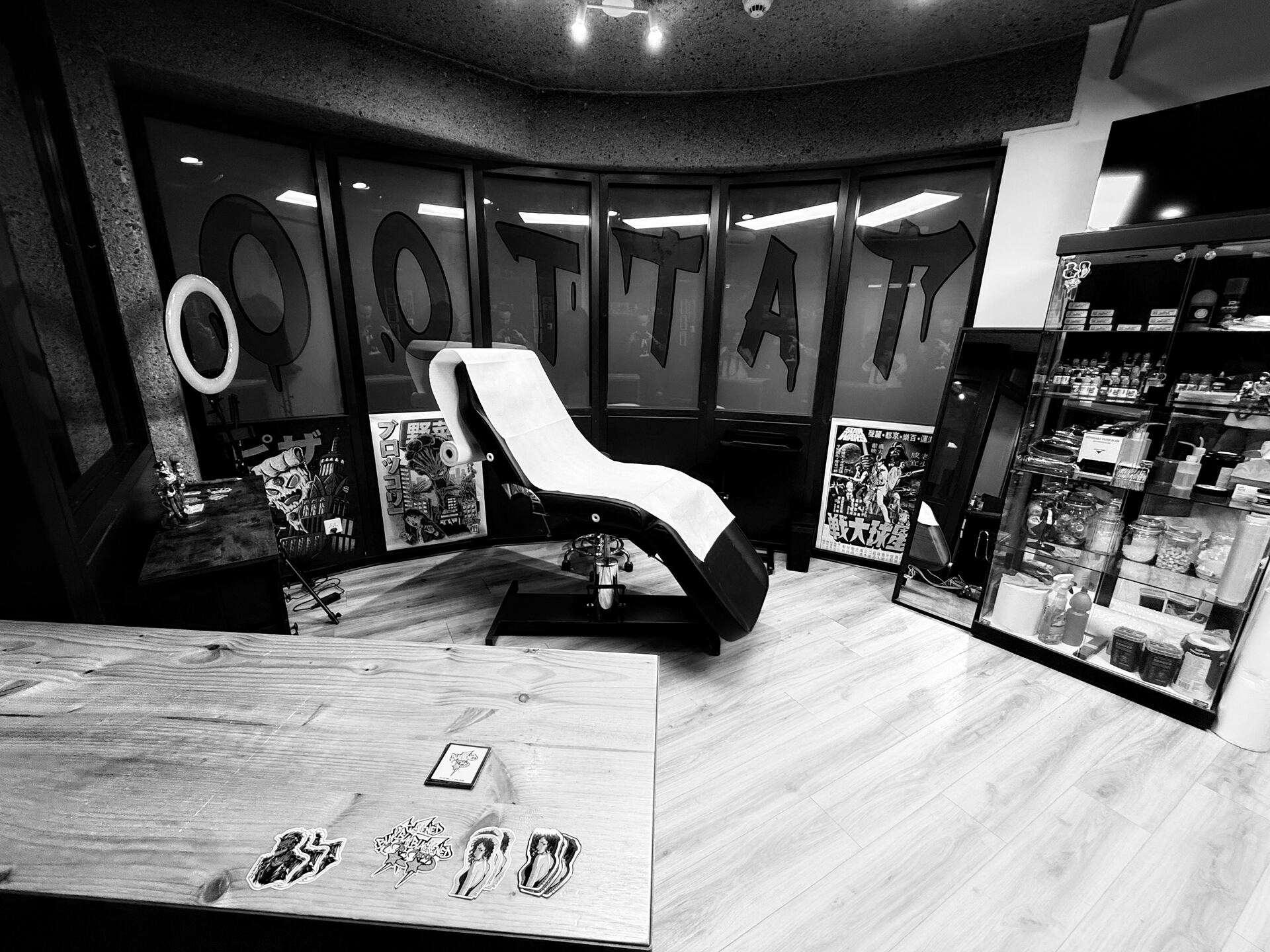Interno dello studio Blackened Tattoo Studio a Lugano